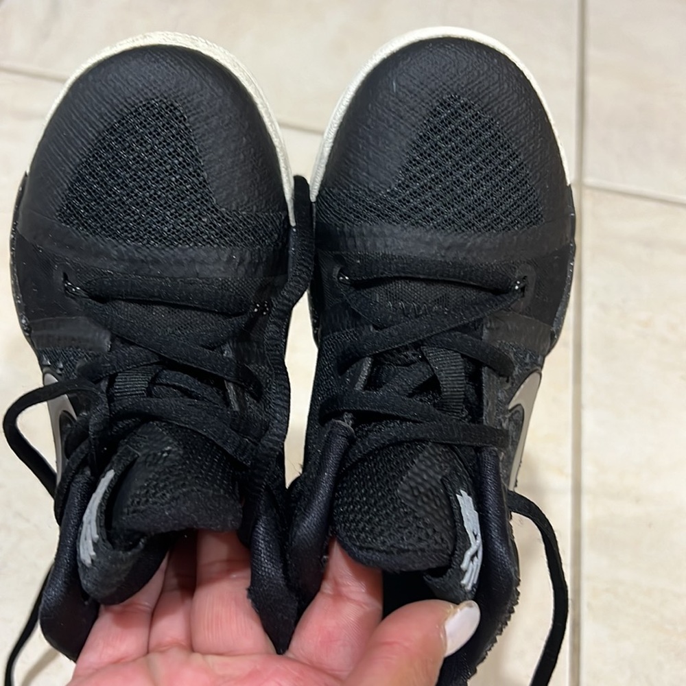 KE Kyrie 3 (PS) Basketball Shoes sz 11C Black White Crossover Pre-School 11